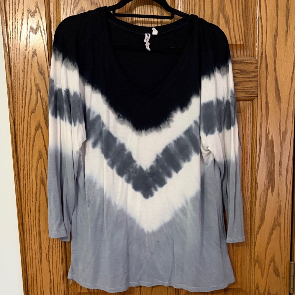 Cable & Gage Tie-Dye V-Neck 3/4 Long Sleeve Top - Black & Gray